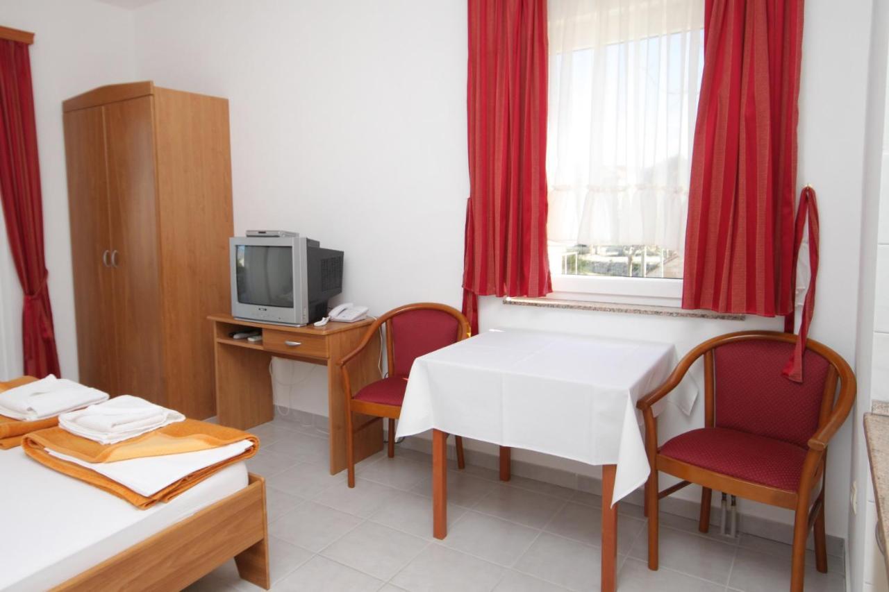 Apartments And Rooms By The Sea Vinjerac, Zadar - 3248 Bagian luar foto